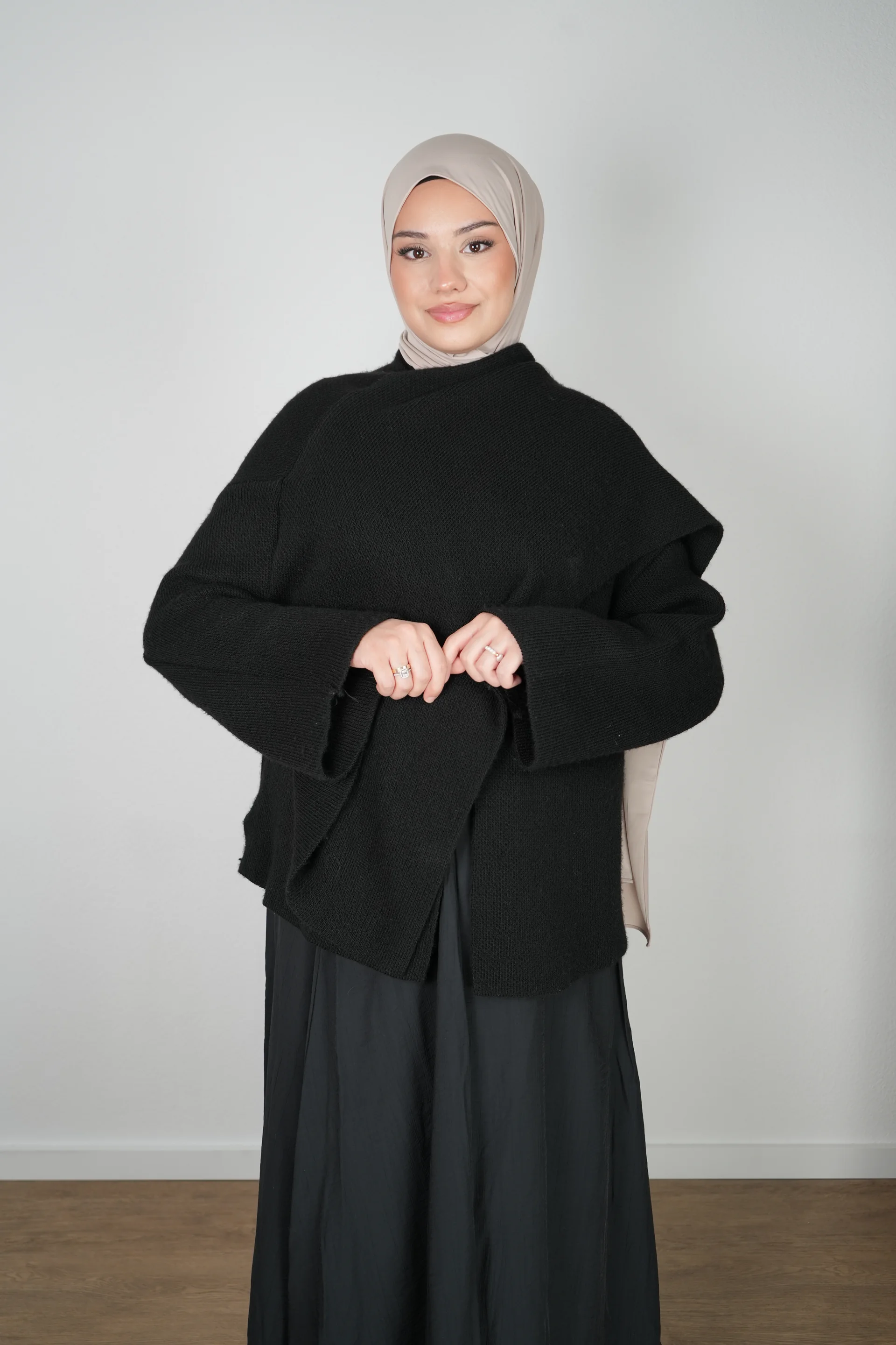 Poncho-black_1 Poncho – Bild 1